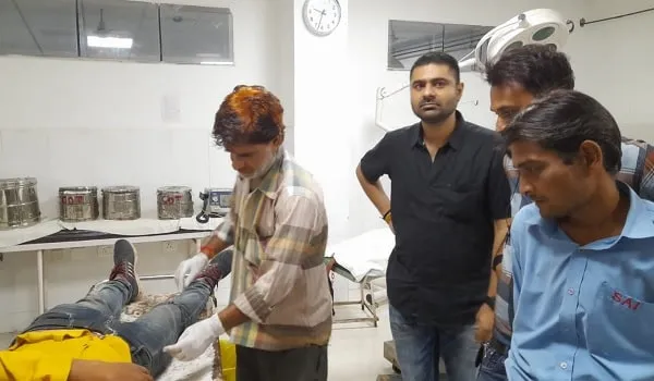 Jhalawar News: SDM ने तत्परता के साथ दिखाई मानवता, सड़क पर तड़प रहे घायलों को गाड़ी से पहुंचाया अस्पताल 