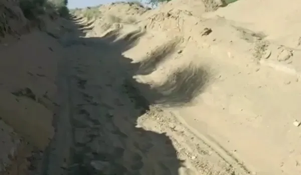 Jaisalmer News: तनोट वितरिका की रेत निकाल रहे बुलडोजर ने तोड़ी नहर, सीजन में पानी मिलने पर संदेह