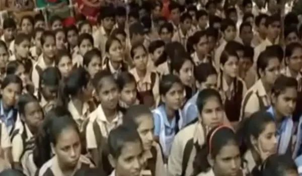VIDEO: 8वीं तक के बच्चों के मूल निवास अब बनेंगे स्कूलों में, शिक्षक संगठनों ने जताया विरोध