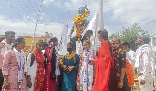 Dungarpur News: भील प्रदेश विद्यार्थी मोर्चा द्वारा धूमधाम से मनाई गई राणा पूंजा जयंती