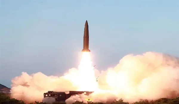 अमेरिका ने फिर तैनात किया विमान वाहक पोत, उत्तर कोरिया ने दागीं और मिसाइल