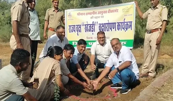 Churu News: संभागीय आयुक्त डॉ नीरज के पवन की पहल पर ग्रामीणों ने लगाए खेजड़ी के पौधे