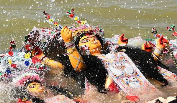 मूर्ति विसर्जनः नदी में अचानक पानी आने से आठ लोग डूबे, मोदी, ममता ने अनुग्रह राशि का ऐलान किया