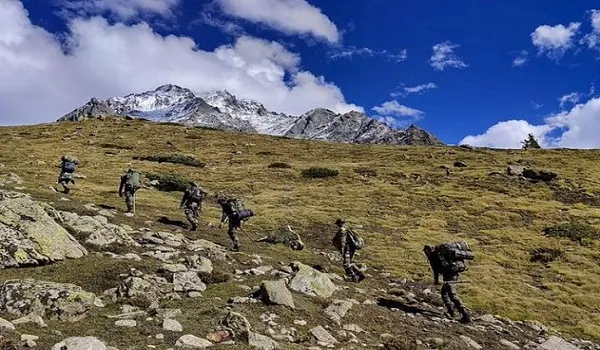 Uttarkashi Avalanche: भारी बर्फबारी के चलते लापता पर्वतारोहियों की तलाश बाधित