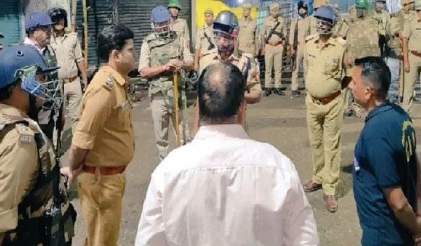Uttar Pradesh: गोंडा में आपत्तिजनक पोस्ट को लेकर दो समुदायों में तनाव, 25 लोग गिरफ्तार