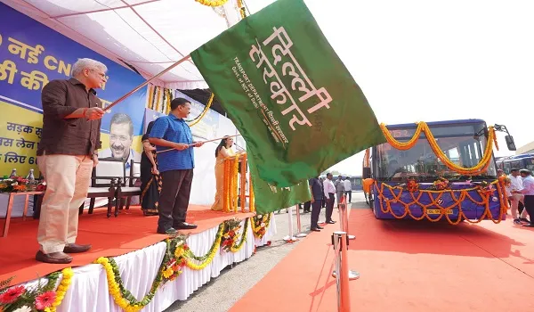 CM केजरीवाल ने 50 नई ‘लो-फ्लोर’ CNG बसों को दिखाई हरी झंडी 