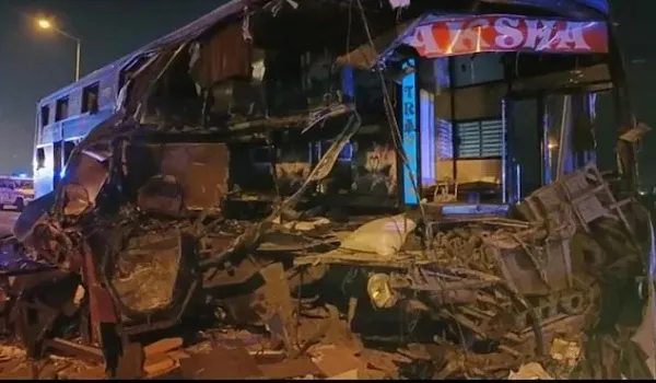 Gujarat: वडोदरा की बहारी सीमा पर बस-ट्रेलर में भिड़ंत, 6 लोगों की मौत, 15 अन्य घायल