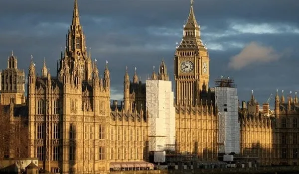 UK: ब्रिटेन की संसद में दिवाली के मौके पर प्रार्थना के साथ जलाईं गईं मोमबत्तियां