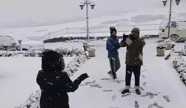 Kashmir में बर्फबारी और बारिश के चलते इस बार सर्दी ने पहले ही दी दस्तक