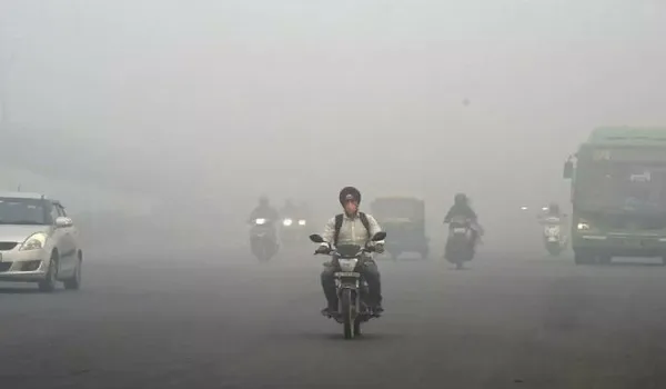 Delhi AQI: लगातार प्रदूषण बढ़ने से दिल्ली की हवा खराब श्रेणी में