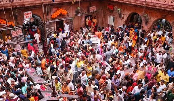 Mathura: मथुरा जिला प्रशासन ने दीपावली के मौके पर बांके बिहारी मंदिर में श्रद्धालुओं के लिए बढ़ाई सुविधा 
