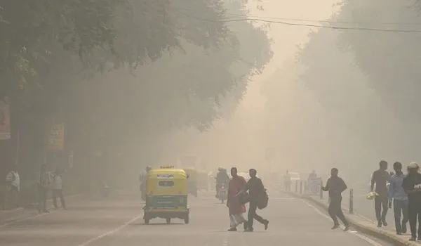Delhi AQI: दिल्ली में वायु गुणवत्ता लगातार आठवें दिन भी खराब श्रेणी में