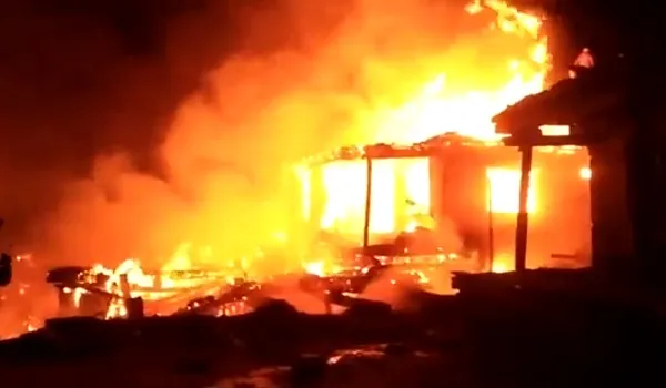 Jammu-Kashmir के किश्तवाड़ में भीषण आग लगने से 15 मकान जलकर खाक