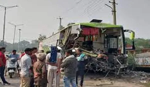 Karnal में पर्यटक बस के भारी वाहन से टकराने से दो लोगों की मौत, 20 घायल