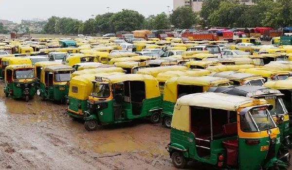 दिल्ली में ऑटो-टैक्सी की सवारी हुई मंहगी, किराया बढ़ाने को मंजूरी