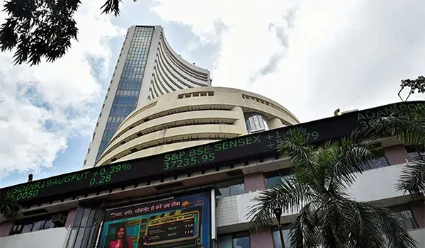 सेंसेक्स की शीर्ष 10 में से नौ कंपनियों का बाजार पूंजीकरण 90,319 करोड़ रुपए बढ़ा
