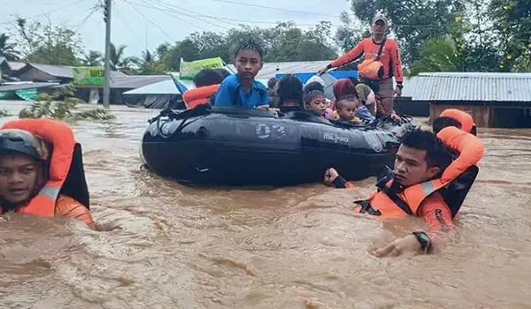 Philippines में तूफान को सुनामी समझ बैठे एक गांव के निवासी, दर्जनों लोगों की गई जान