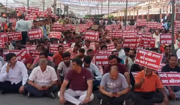 Jaipur News: बड़ी चौपड़ पर हिंदू संगठनों का धरना, सुरक्षा की दृष्टि से पुलिस का भारी जाब्ता तैनात
