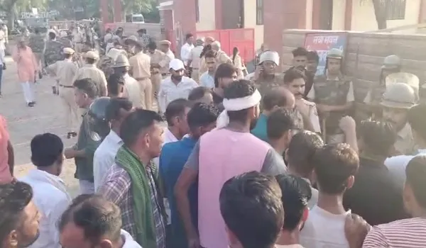 Rajasthan: फतेहपुर में नाबालिग से दुष्कर्म और हत्या मामले ने पकड़ा तूल, आरोपियों पर कार्रवाई की मांग को लेकर सर्वसमाज धरने पर बैठा