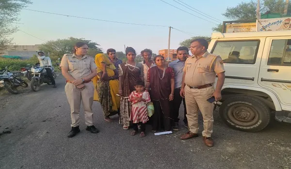 Pratapgarh News: खेलते- खेलते रास्ता भटकी मासूम, पुलिस ने 1 घंटे मशक्कत के बाद परिवार से मिलाया