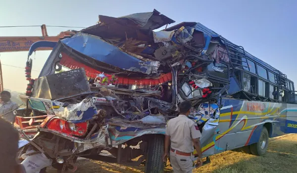 Pratapgarh News: धार्मिक यात्रा करने जा रहे श्रद्धालुओं से भरी बस खड़े ट्रक में घुसी, दर्दनाक हादसे में चार लोगों की मौत; 18 घायल