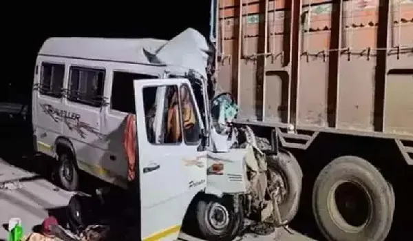 महाराष्ट्र में जंबारगांव टोल बूथ के पास ट्रक से टकराया टैम्पो, हादसे में 12 लोगों की मौत, मुख्यमंत्री एकनाथ शिंदे ने जताया शोक