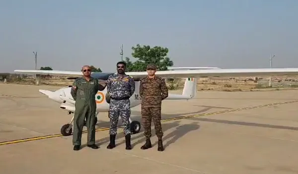 Jaisalmer News: थार के रेगिस्तान में आर्मी, नेवी और एयरफोर्स के जाबाजों ने 'SW - 80 गरुड़' से की माइक्रोलाइट फ्लाइंग