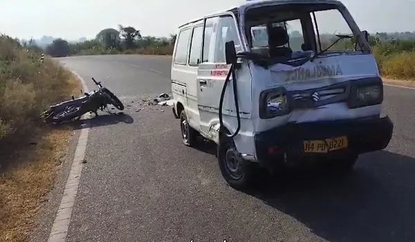 धौलपुर में अनियंत्रित बाइक और निजी एंबुलेंस में भिड़ंत, हादसे में 3 लोग घायल