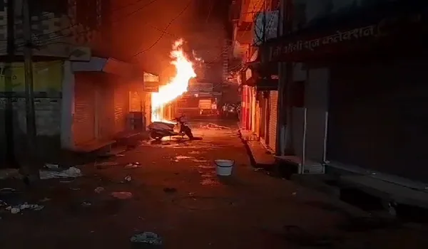 Pratapgarh News: शॉर्ट सर्किट के कारण कपड़ों की दुकान में लगी भीषण आग, लाखों का हुआ नुकसान