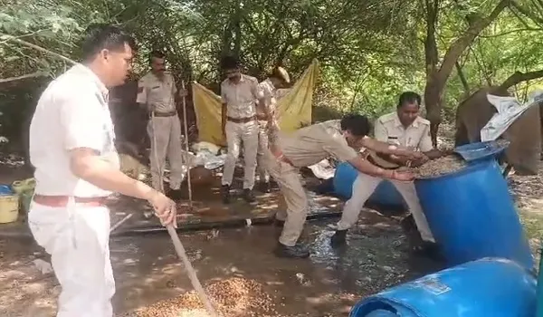 डूंगरपुर में अवैध हथकढ़ देशी शराब के खिलाफ कार्रवाई, 30 लीटर शराब जब्त