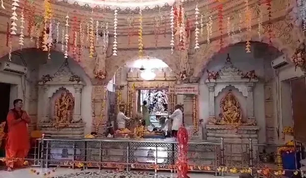 Shardiya Navratri 2023: बांसवाड़ा के त्रिपुरा सुंदरी मंदिर में अलसुबह से ही श्रद्धालुओं की भीड़ उमड़ी, दूर दराज से पहुंच रहे श्रद्धालु