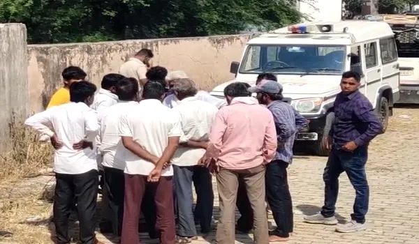 Pratapgarh News: संदिग्ध हालत में एक व्यक्ति का शव पड़ा मिला, मामले की जांच में जुटी पुलिस