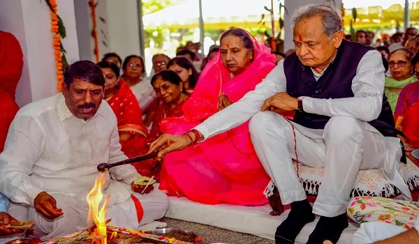 Rajasthan: दुर्गा अष्टमी पर CM अशोक गहलोत ने की मुख्यमंत्री आवास पर पूजा अर्चना, वैभव गहलोत भी रहे मौजूद