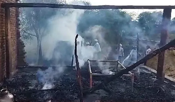 Sawai Madhopur News: छप्परपोश में आग लगने से जिंदा जला युवक, कड़ी मशक्कत के बाद पाया आग पर काबू
