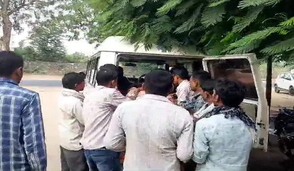 Sirohi News: सवारीयों से भरा ऑटो रिक्शा अनियंत्रित होकर नाले में गिरा,  5 लोग गंभीर रूप से घायल