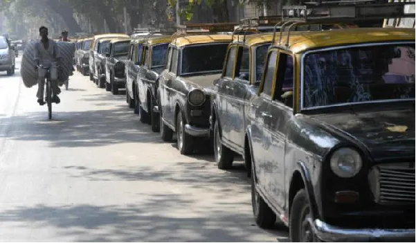 Black Yellow Taxi: मुंबई में काली पीली टैक्सियों का आज आखिरी दिन, 60 साल से लोगों को सैर का दे रही आनंद, महिंद्रा ने कुछ इस अंदाज में कहा अलविदा