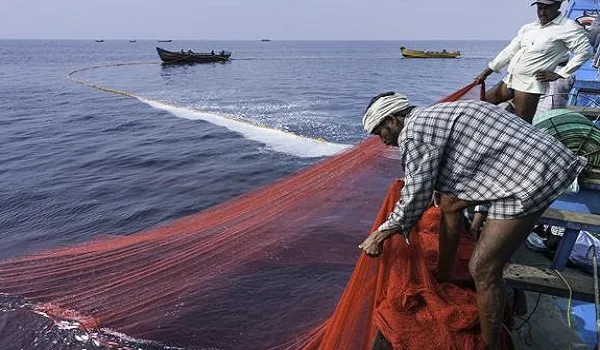 Srilanka की नौसेना ने  मछलियां पकड़ने के आरोप में कम से कम 15 भारतीय मछुआरों को किया गिरफ्तार