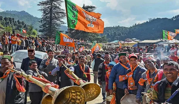 Himachal Election: BJP, Congress ने एक दूसरे को निशाना बनाने के लिए शुरू किया आक्रामक सोशल मीडिया अभियान