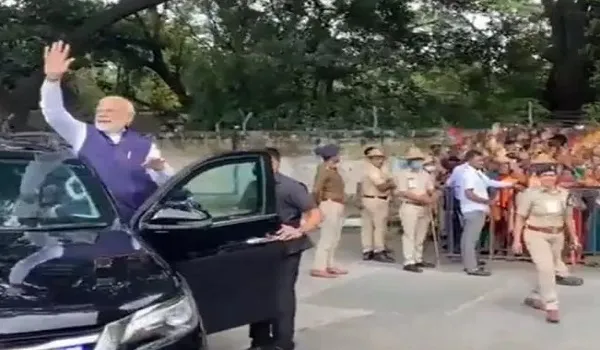 प्रधानमंत्री मोदी ने बेंगलुरु में रुकवाई कार, पार्टी के उत्साही समर्थकों का किया अभिवादन 