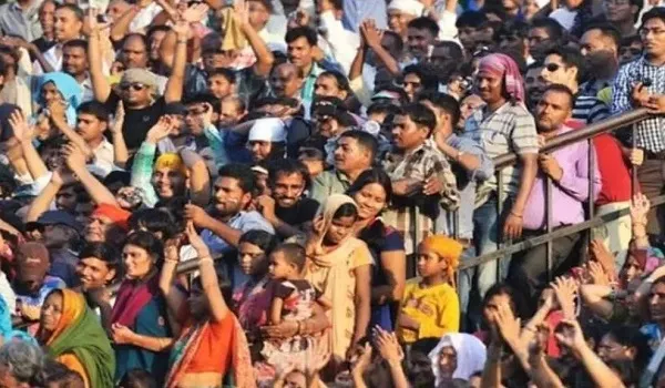 World Population: दुनिया की आबादी आज 8 अरब के आंकड़े के पार पहुंची, 2023 में भारत में होंगे सबसे ज्यादा लोग 