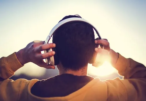 HeadPhones और तेज संगीत से एक अरब से अधिक युवाओं की सुनने की क्षमता कमजोर होने की आशंका
