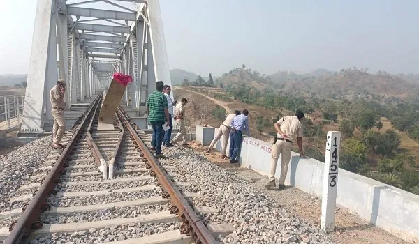 VIDEO:  उदयपुर में ओढ़ा रेलवे पुल पर ब्लास्ट प्रकरण का SOG ने किया पर्दाफाश,  3 आरोपी गिरफ्तार