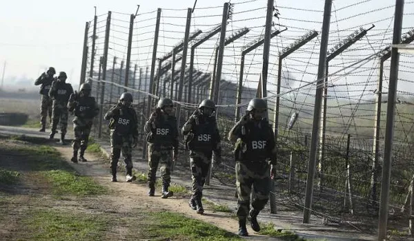 Jammu-Kashmir में अंतरराष्ट्रीय सीमा के पास 1 पाकिस्तानी घुसपैठिया ढेर, 1अन्य गिरफ्तार