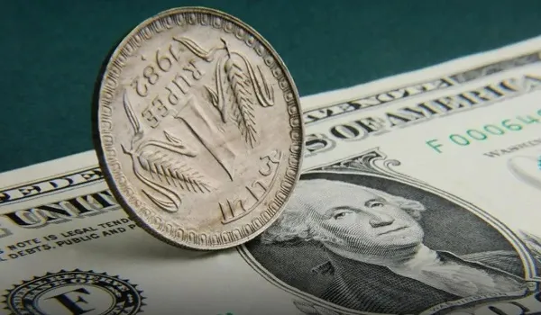 Dollar vs Rupee: शुरुआती कारोबार में अमेरिकी डॉलर के मुकाबले रुपया 14 पैसे बढ़कर 81 65 पर रुका