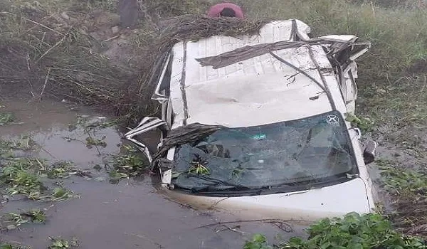 Uttar Pradesh: SUV के सड़क किनारे खड्ड में पलटने से दो शिक्षकों समेत 5 की मौत, 6 घायल 