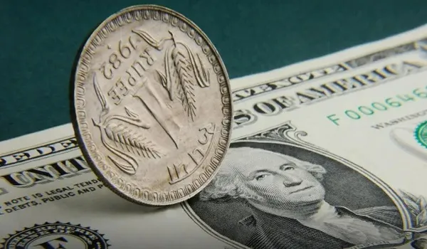 Dollar vs Rupee: शुरुआती कारोबार में अमेरिकी डॉलर के मुकाबले रुपया 14 पैसे टूटकर 81.81 पर आया