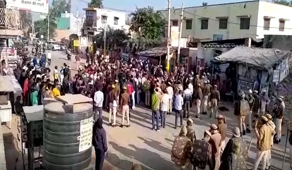 VIDEO: भरतपुर में 3 भाइयों की गोलीमार कर हत्या, आरोपियों की गिरफ्तारी की मांग को लेकर लगाया जाम कैबिनेट मंत्री विश्वेन्द्र सिंह के आश्वासन के बाद खोला