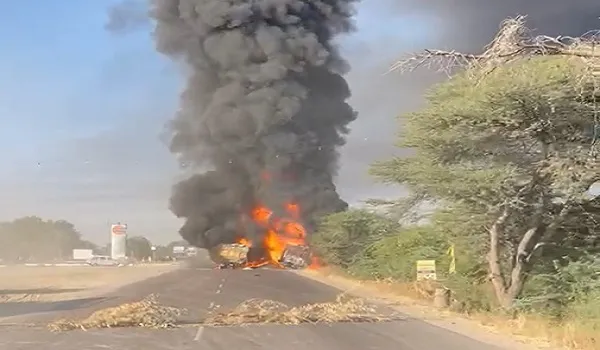 ट्रक और ट्रेलर की आमने-सामने की भिड़ंत के बाद लगी आग में एक चालक की जिंदा जलने से मौत