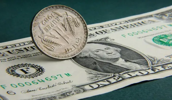 Dollar vs Rupee: शुरुआती कारोबार में अमेरिकी डॉलर के मुकाबले रुपया आठ पैसे मजबूत