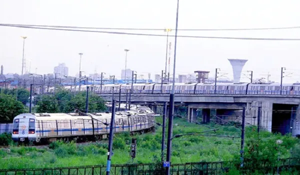 Delhi Metro: तकनीकी खराबी के कारण ब्लू लाइन पर मेट्रो सेवा प्रभावित